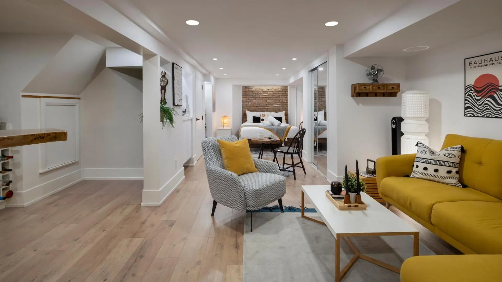Chaplin Crescent Apartment Toronto 0*,  Canada